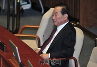 [포토] 대정부질문 바라보는 서청원 최고위원