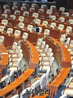 [포토] 텅 빈 본회의장 지키는 새정치민주연합 은수미 의원