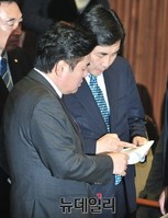 [포토] 대화 나누는 여야 원내대표