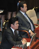 [포토] 대정부질문 바라보는 김무성-원유철