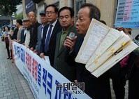 [포토] 교과서 편향 지적하는 신현철 전 부성고 교장