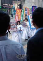 [포토] 연세로에 또 등장한 상복입은 엄마들