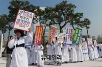 [포토] 연세로 가두행진 이어가는 상복 입은 엄마들