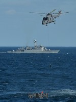 [포토] 해군 관함식, 소나 투입하는 링스헬기