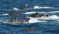 [포토] 해군 관함식, 해상 돌격하는 해병대