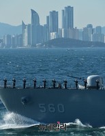 [포토] 해군 관함식, 센텀과 원산함 거수경례