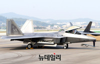 [포토] ADEX서 F-22 스텔스기 '시범비행' 최초 공개