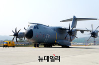 [포토] 톰크루즈와 영화 출연한 A400M 수송기‥ADEX 도착