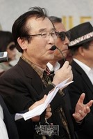 [포토] 연세대 사학과 교수 규탄하는 이상진 상임대표