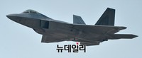 [포토] 아덱스 개막 기념비행하는 F-22 랩터