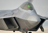 [포토] 아덱스 개막 기념비행 마친 F-22