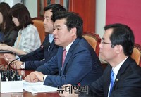 [포토] 5자 영수회담 결과 브리핑하는 원유철 원내대표