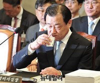 [포토] 물마시는 이병기 대통령 비서실장