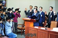 [포토] 증인선사하는 이병기 대통령 비서실장