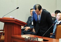 [포토] 인사하는 이병기 대통령비서실장