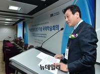 [포토] 이승만일기 발간기념 국제학술회의, 개회사하는 김왕식 관장