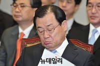 [포토] 자료 검토하는 이병기 대통령비서실장