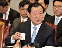 [포토] 물 마시는 이병기 비서실장