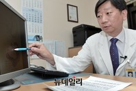 [포토] 위암증상 소개하는 유항종 센터장