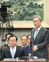 [포토] 이병기 대통령비서실장 지나치는 김관진 국가안보실장