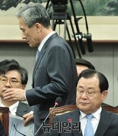 [포토] 단상으로 향하는 김관진 국가안보실장