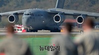 [포토] 아덱스, 활주로에 들어선 C-17글로브마스터