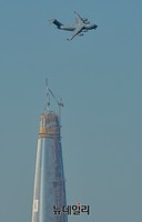 [포토] 미공군 C-17과 롯데월드타워
