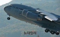 [포토] 이륙하는 미 공군 C-17 전략수송기