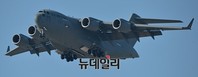 [포토] 서울공항 위 나는 C-17 전략수송기