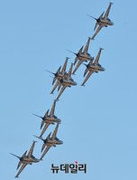 [포토] 곡예비행 나선 우리공군 블랙이글 팀