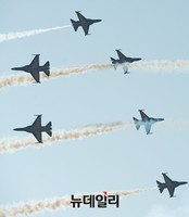 [포토] 우리공군 블랙이글팀, 아찔한 곡예비행