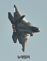 [포토] 성남 상공에 뜬 F-22 랩터