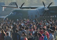 [포토] 아덱스, 블랙이글-랩터 구경하러 온 관람객