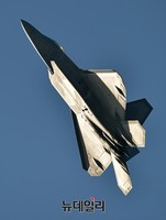 [포토] 시범비행 선보이는 F-22 랩터
