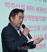 [포토] 박주신 병역면탈의혹, 모두발언하는 남동기 교수