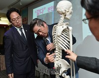 [포토] 박주신 병역면탈의혹, 전문의학적 소견 발표하는 남동기 교수