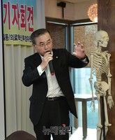 [포토] 석회화 관련 질의에 답하는 한석주 교수