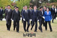 [포토] 안중근 의사 묘역으로 향하는 새정치민주연합 지도부