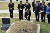 [포토] 헌화하는 새정치민주연합 문재인 대표