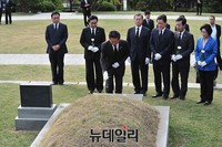 [포토] 안중근 의사 가묘에 헌화하는 정청래