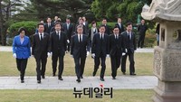 [포토] 김구선생묘로 향하는 새정치민주연합 지도부
