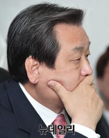 [포토] 세미나 지켜보는 새누리당 김무성 대표