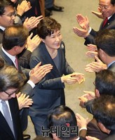 [포토] 박수받으며 퇴장하는 박근혜 대통령(연설전문)