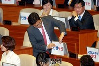 [포토] 피켓 붙이는 새정치민주연합 우원식 의원