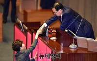 [포토] 악수 나누는 박근혜 대통령과 정의화 국회의장