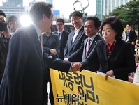 [포토] 대화 나누는 김무성 대표와 심상정 대표