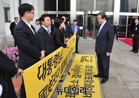 [포토] 대화 나누는 새누리당 김무성 대표와 정의당 심상정 대표