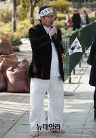[포토] 맨발로 공개신검 요구하는 이석인 대표