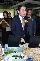 [포토] 농산물직거래·로컬푸드 페스티벌, 농산물 문의하는 김재수 사장