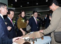 [포토] 우리농산물 둘러보는 김재수 사장-박주미